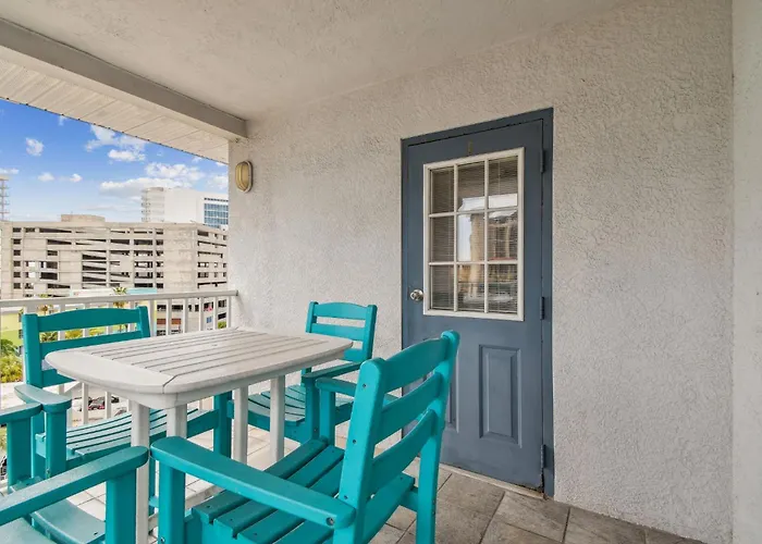 Bayside Penthouse-5min To Beach, Rest & Shops Apartment