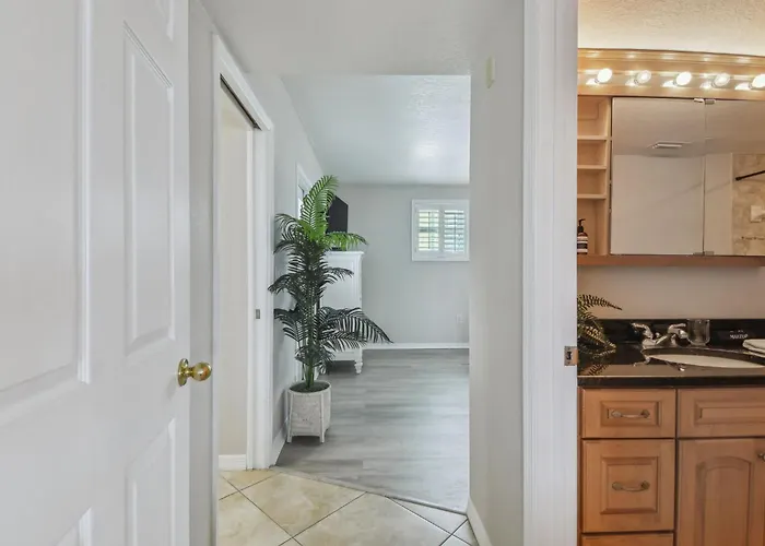 Bayside Penthouse-5min To Beach, Rest & Shops