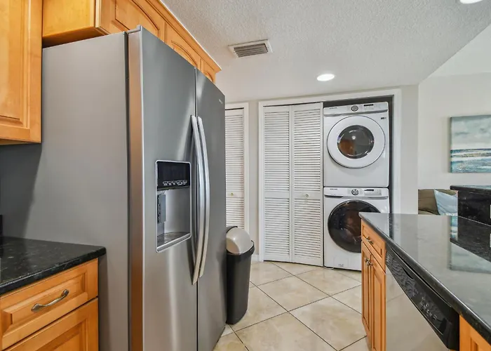 Bayside Penthouse-5min To Beach, Rest & Shops Apartment