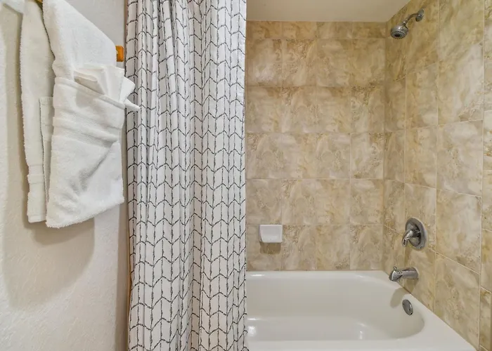 Bayside Penthouse-5min To Beach, Rest & Shops Apartment *