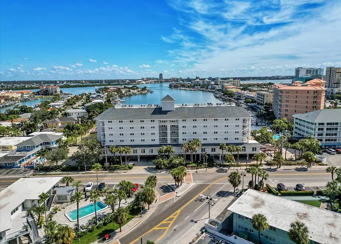 Bayside Penthouse-5min To Beach, Rest & Shops